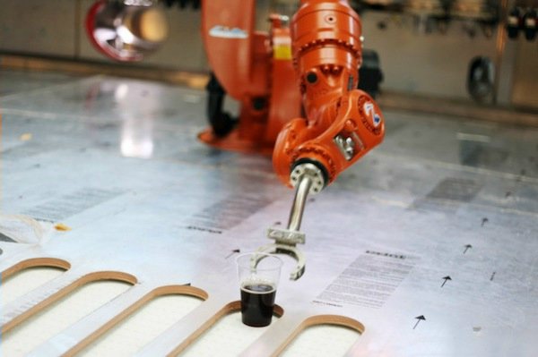 В США за стойкой бара стоит робот-бармен Makr Shakr-2